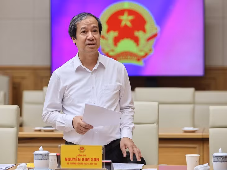 Bộ trưởng Bộ Giáo dục và Đào tạo Nguyễn Kim Sơn trình bày Nghị quyết về giáo dục đào tạo trình Bộ Chính trị - Ảnh: VGP/Nhật Bắc