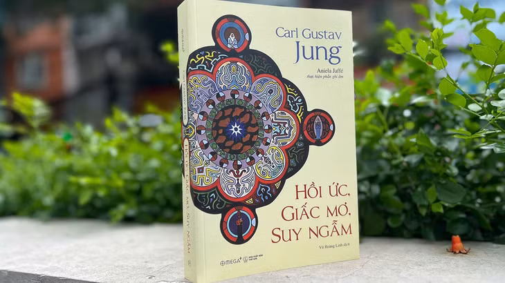 Cuốn “Hồi ức, Giấc mơ, Suy ngẫm” của nhà tâm lý học Carl Gustav Jung. (Ảnh: Omega Plus Books)