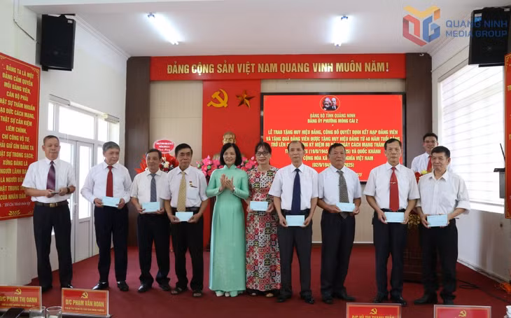 Lãnh đạo phường Móng Cái 2 trao quà của tỉnh Quảng NInh cho 74 đồng chí Đảng viên đã được tặng Huy hiệu Đảng từ 40 năm tuổi đảng trở lên