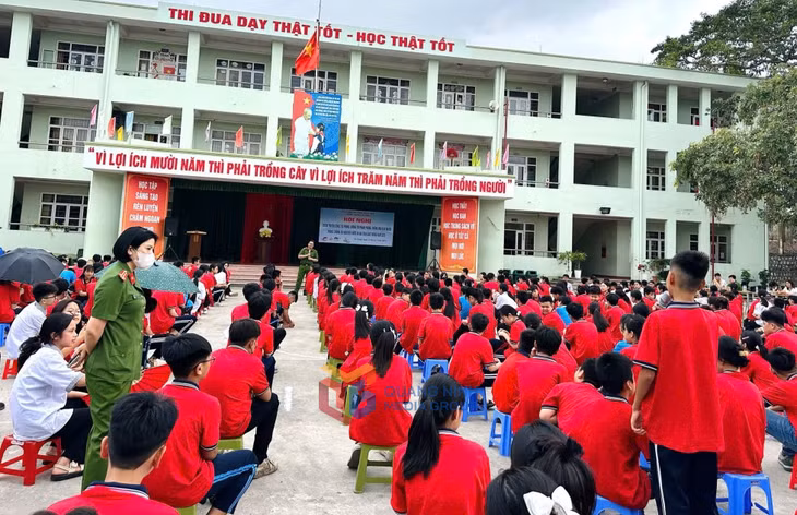 Cán bộ Phòng Cảnh sát hình sự (Công an tỉnh Quảng Ninh) tuyên truyền về phòng, chống TNXH tại trường THCS Hà Trung, (tháng 5/2025).