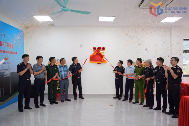 Gắn biển Công trình Chi cục Hải quan CK Hoành Mô chào mừng 80 năm Ngày truyền thống Hải quan Việt Nam.