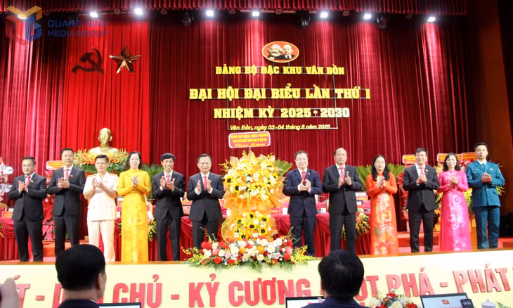 Đồng chí Đặng Xuân Phương, Phó Bí thư chuyên trách Đảng ủy Quốc hội, ĐBQH tỉnh, tặng hoa chúc mừng Đại hội.