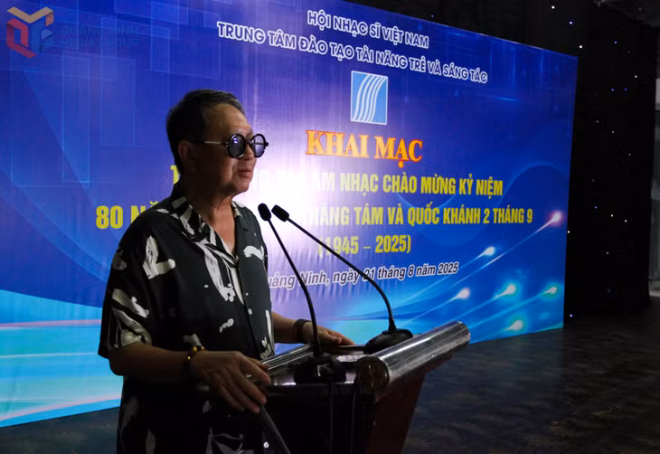 Thiếu tướng, Nhạc sĩ Đức Trịnh, Chủ tịch Hội Nhạc sĩ Việt Nam, phát biểu khai mạc trại sáng tác.