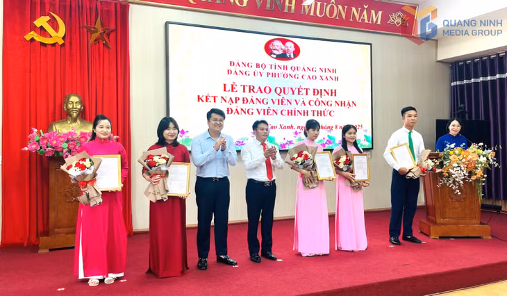 Lãnh đạo Đảng ủy phường Cao Xanh trao quyết định công nhận đảng viên chính thức cho 5 đồng chí.