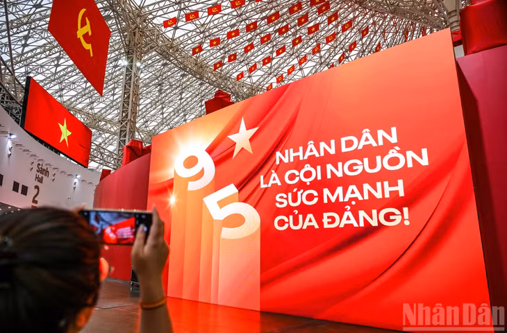 Trước sắc đỏ rực rỡ của triển lãm nhiều người không thể không dừng lại ghi lại hình ảnh ấn tượng này