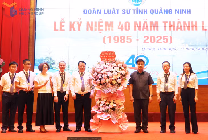 tặng hoa chúc mừng Đoàn Luật sư tỉnh.