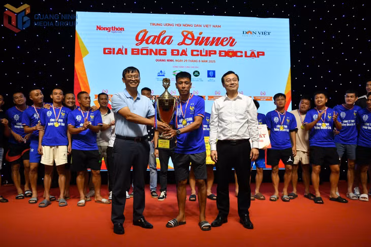 Đội FC Valley xuất sắc giành Cúp Vàng của giải.
