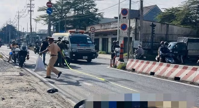Hiện trường người đàn ông tử vong sau va chạm với xe tải ở TPHCM. Ảnh: Đông Hoàng