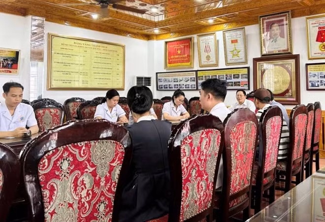 Lãnh đạo Bệnh viện Đa khoa Hải Hậu, tỉnh Ninh Bình làm việc với ông T. Ảnh: Bệnh viện Đa khoa Hải Hậu