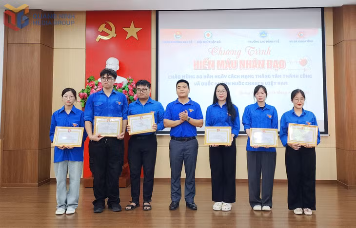 Đoàn TN Trường Cao đẳng Y tế Quảng Ninh trao giấy khen cho đoàn viên, thanh niên tích cực tham gia phong trào hiến máu nhân đạo.