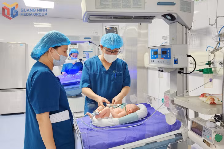 Điều trị và chăm sóc bệnh nhi tại Khoa Sơ sinh (Bệnh viện Sản Nhi Quảng Ninh).