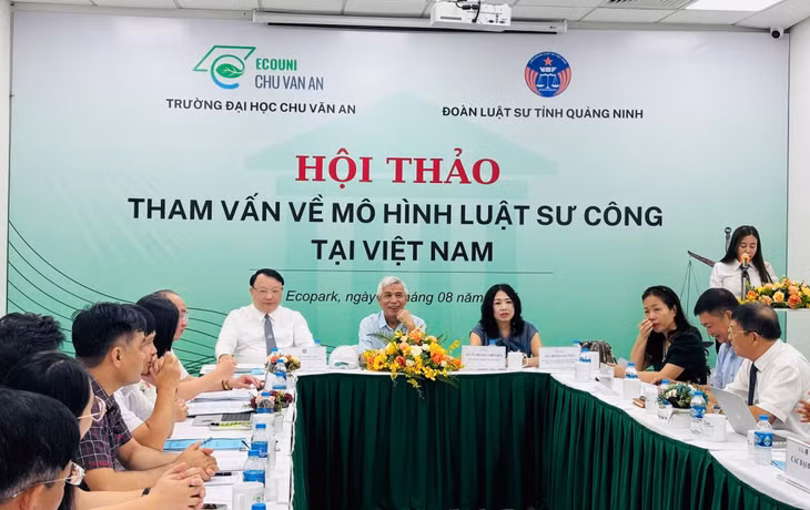 Đoàn luật sư tỉnh phối hợp cùng Trường Đại học Chu Văn An tổ chức hội thảo Tham vấn về mô hình luật sư công tại Việt Nam. Ảnh: Đơn vị cung cấp