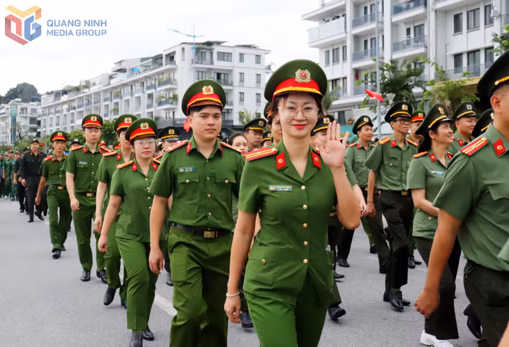 Nụ cười duyên dáng của người chiến sỹ CAND tham gia đi bộ.