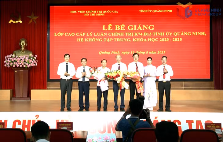 Đại diện Ban tổ chức lớp học tặng hoa cảm ơn Ban tổ chức khóa học.