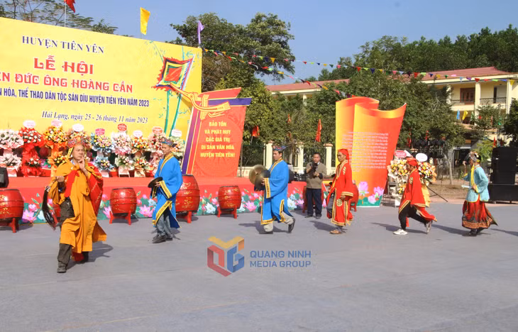 Múa hành quang của người Sán Dìu tại Ngày hội Văn hóa - Thể thao dân tộc Sán Dìu huyện Tiên Yên năm 2023. Ảnh: Nguyễn Dung.