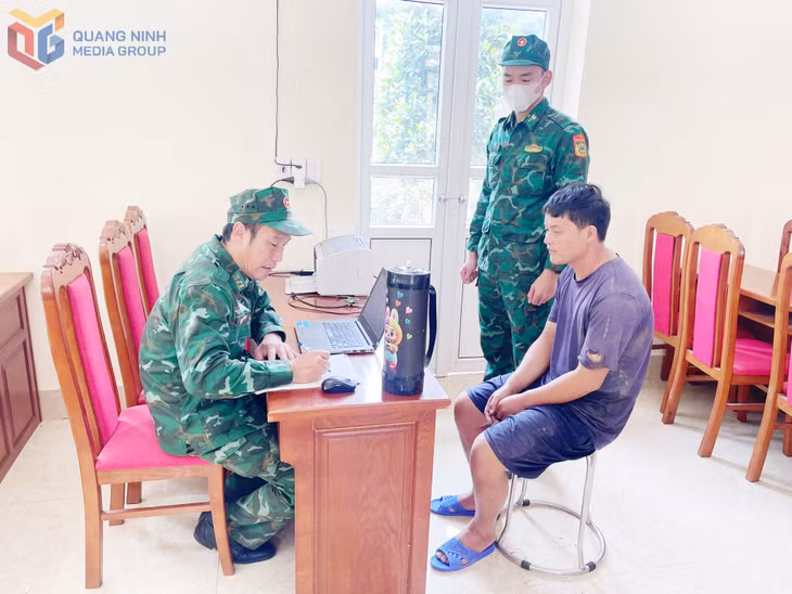 Cán bộ Đồn BPCK Hoành Mô lấy lời khai đối tượng Dường A Nhì. 