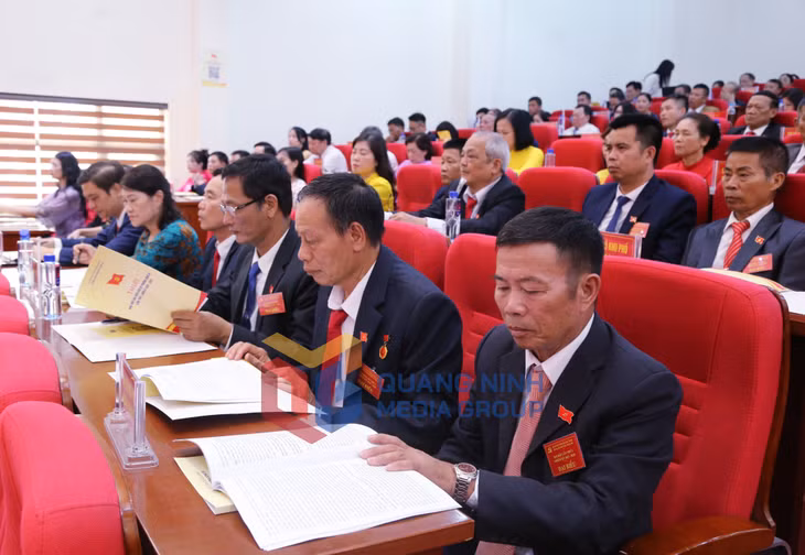 Các đại biểu nghiên cứu báo cáo chính trị tại đại hội (8-2025). Ảnh: Nguyễn Thanh