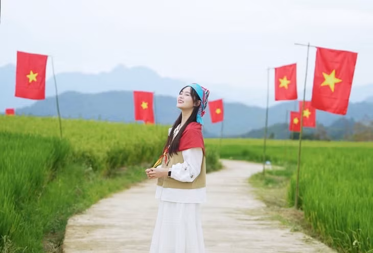 Du khách có thể tự do tới tham quan con đường giữa cánh đồng, dừng chân chụp ảnh với cờ đỏ sao vàng, hoặc ngắm lúa, săn mây. Tuy nhiên, chú ý không nên tự ý đi vào các thửa ruộng làm gãy đổ hư hỏng cây cối của dân, không xả rác bừa bãi. Ảnh: Hà Phương
