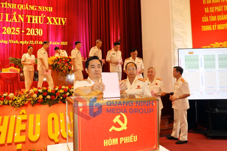 Đoàn Chủ tịch bỏ phiếu bầu Ban Chấp hành Đảng bộ Công an tỉnh lần thứ XXIV, nhiệm kỳ 2025-2030 (8-2025). Ảnh: Mạnh Trường