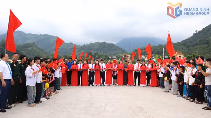 Các đại biểu cắt băng khánh thành công trình cầu Thanh Y, bản Thanh Bình.
