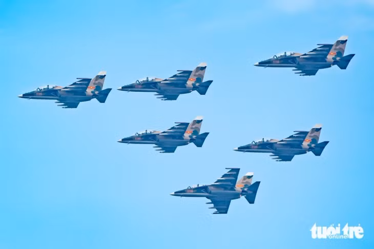 Mũi tên 6 chiếc máy bay tiêm kích đa năng Yak-130 - Ảnh: NAM TRẦN