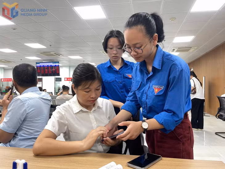 Đội hình thanh niên tình nguyện thuộc Đoàn Thanh niên UBND tỉnh ra quân tuyên truyền, hỗ trợ và hướng dẫn người dân thực hiện thủ tục hành chính tại Trung tâm Phục vụ Hành chính công phường Hồng Gai.