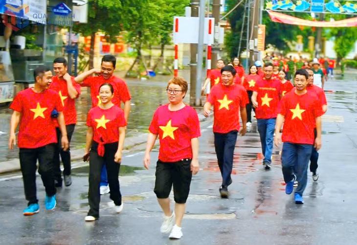 Người dân rảo bước trên các cung đường ven biển Cô Tô.