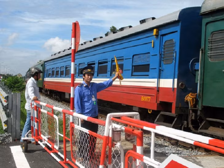 Cần nghiên cứu ứng dụng khoa học kỹ thuật trong việc quản lý, điều hành chạy tàu, cảnh báo tự động tại các đường ngang, các lối đi tự mở.