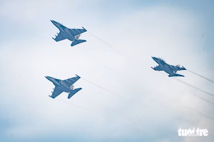 Biên đội 3 chiếc Yak-130 xé gió - Ảnh: NAM TRẦN