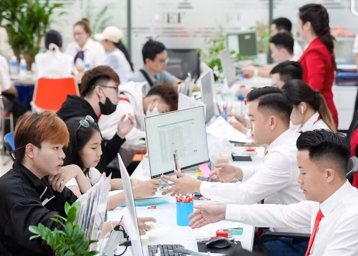 Tân sinh viên khóa 2025 làm thủ tục nhập học tại Trường đại học Kinh tế - Tài chính TP.HCM - Ảnh: NGỌC BÍCH