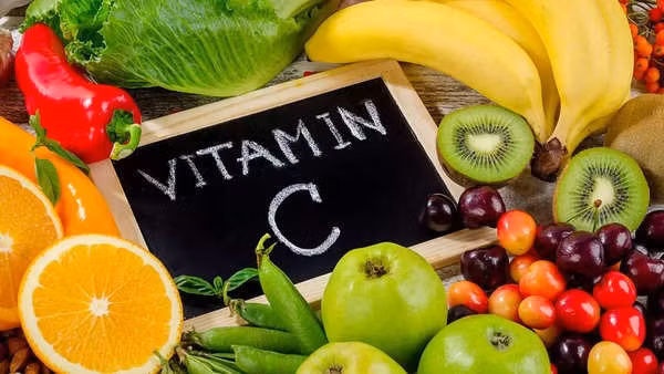 Cơ thể không tự tổng hợp được vitamin C, do đó cần bổ sung qua chế độ ăn hoặc các chế phẩm bổ sung.