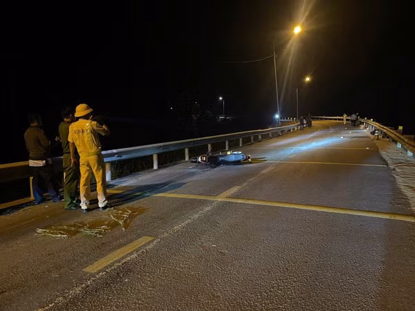 Hiện trường vụ hai anh em đi trên xe máy tự ngã, 1 người chết, 1 người bị thương Ảnh: Vũ Chi