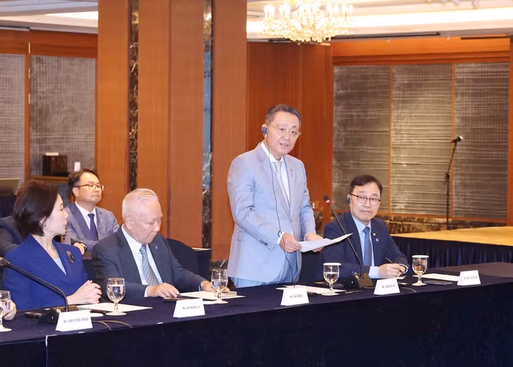 Ông Chang Ho Ick, Chủ tịch Hội những người Hàn Quốc yêu Việt Nam, đại diện những người bạn Hàn Quốc phát biểu tại buổi gặp mặt. (Ảnh: Thống Nhất/TTXVN)