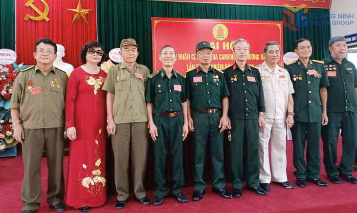CCB Nguyễn Thanh Thỏa (thứ 4 bên phải sang) cùng đại biểu tham gia phường Bãi Cháy. Ảnh nhân vật cung cấp