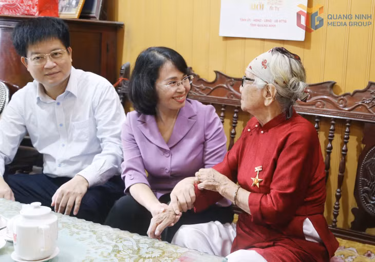 Đồng chí Trịnh Thị Minh Thanh, Phó Bí thư Thường trực Tỉnh ủy, Chủ tịch HĐND tỉnh, thăm hỏi, động viên Mẹ Việt Nam Anh hùng Nguyễn Thị Phưởng tại phường Đông Triều, ngày 25/8.