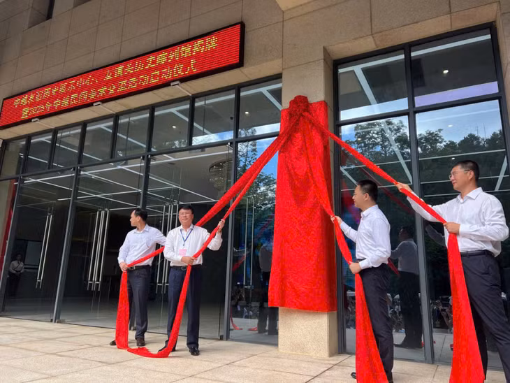 Đồng chí Nguyễn Ngọc Sơn, Phó Giám đốc Sở Văn hóa, Thể thao và Du lịch Quảng Ninh, dự Lễ gắn biển nhà trưng bày lịch sử Hữu Nghị Quan và khởi động giao lưu mỹ thuật dân gian Việt - Trung. Ảnh do đoàn công tác cung cấp