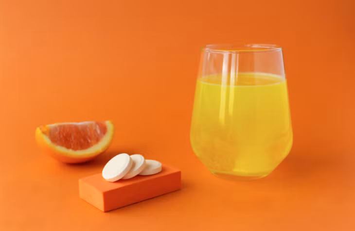 Sử dụng viên sủi vitamin C giúp dễ kiểm soát liều lượng bổ sung mỗi ngày, tuy nhiên không phải lúc nào cơ thể cũng cần bổ sung thêm.