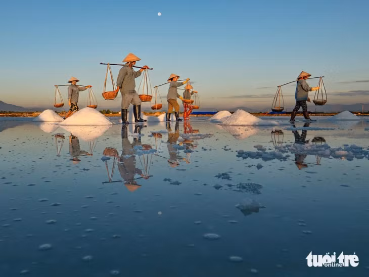 Nghề làm muối phụ thuộc rất nhiều vào thời tiết, trời càng nắng càng thu hoạch được nhiều muối