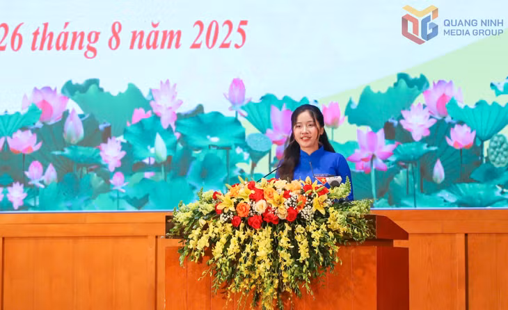 Đồng chí Đặng Tâm Nhi, Bí thư Liên Chi đoàn - Trợ giảng Khoa Du lịch, trường Đại học Hạ Long, đại diện cho tuổi trẻ phát biểu tại buổi lễ.