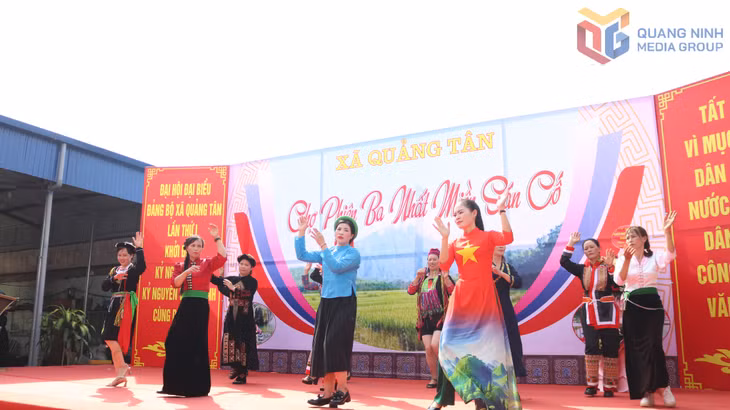 Các hoạt động văn nghệ diễn ra sôi nổi.