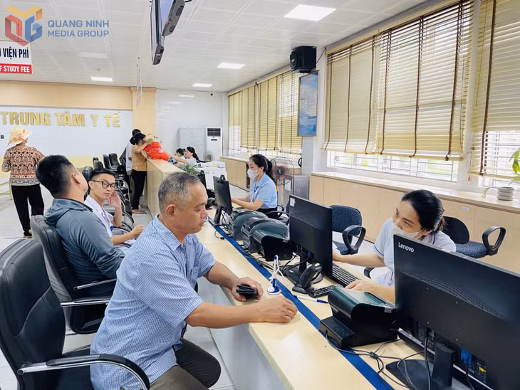 Người dân đến làm thủ tục khám, chữa bệnh tại Trung tâm Y tế Quảng Yên.
