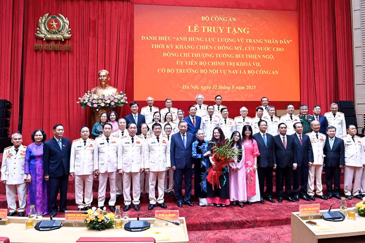 Tổng Bí thư Tô Lâm và các đồng chí lãnh đạo, nguyên lãnh đạo Đảng, Nhà nước và đại diện gia đình cố Bộ trưởng, Thượng tướng Bùi Thiện Ngộ tham dự Lễ truy tặng. (Ảnh: ĐĂNG KHOA)