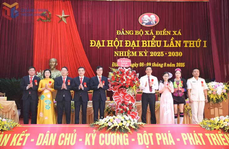 Đồng chí Nguyễn Văn Hồi, Chủ tịch Ủy ban MTTQ tỉnh, tặng hoa chúc mừng Đại hội đại biểu Đảng bộ xã Điền Xá lần thứ I, nhiệm kỳ 2025-2030.