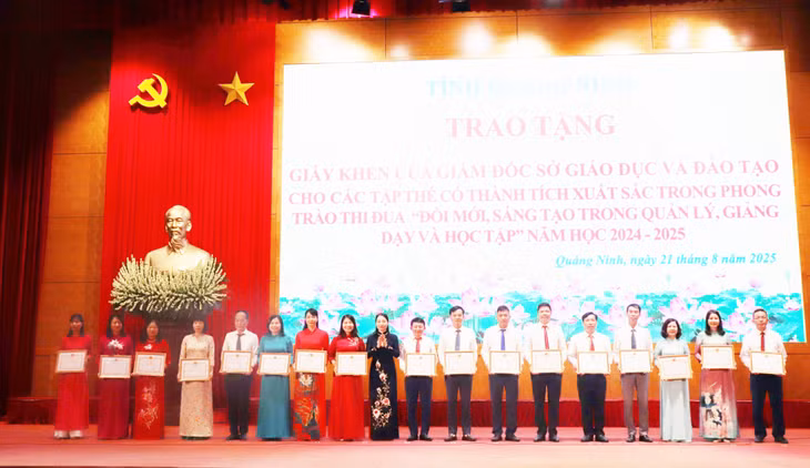 Lãnh đạo Sở GD&ĐT trao tặng giấy khen