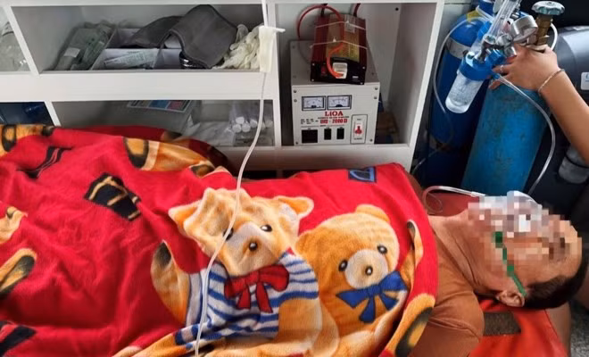 Các bệnh nhân bị ngạt khí đã được chuyển ra Bệnh viện Đa khoa tỉnh Hà Tĩnh để tiếp tục điều trị. Ảnh: Vũ Viễn