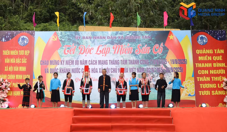 Tiết mục hát Sán Cố.
