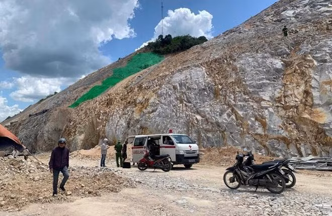 Khi công nhân đang phun bê tông vào các tấm cốp pha dựng thủ công trên cao tốc Quy Nhơn – Chí Thạnh thì bị sập khiến 2 người tử vong. Ảnh: Minh Nguyệt