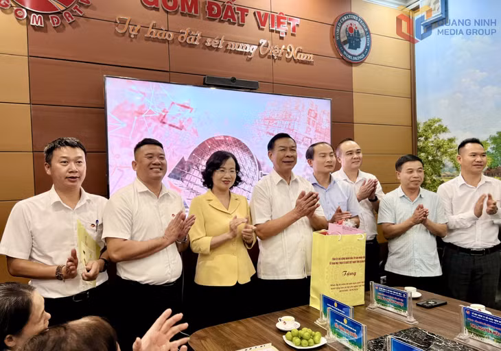 Đồng chí Trưởng Ban Tổ chức Tỉnh ủy tặng quà Anh hùng lao động Nguyễn Quang Mâu.
