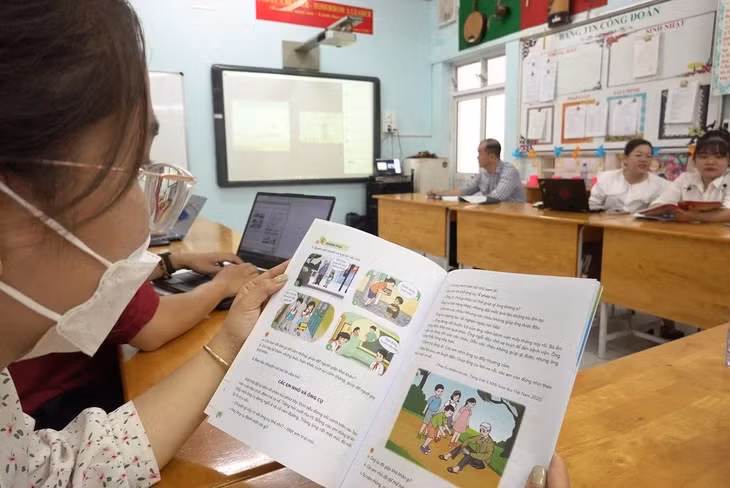 Giáo viên Trường tiểu học Lý Cảnh Hớn (quận 5, TP.HCM cũ) tập huấn sách giáo khoa lớp 4 theo chương trình mới - Ảnh: ANH KHÔI