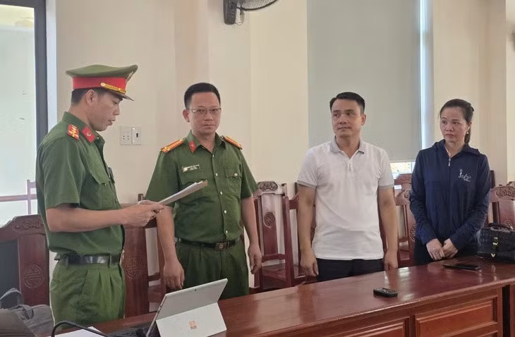 Công an thi hành quyết định khởi tố bị can đối với ông Vũ Ngọc Liêm và bà Ngô Thị Tuyết - Ảnh: Công an tỉnh Thanh Hóa cung cấp